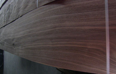 Τεχνικός μαύρος ξύλινος καπλαμάς ξύλων καρυδιάς που ξυλεπενδύει το βαθμό επίπλων πορτών