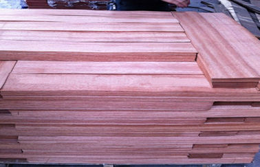 Τεμαχισμένο περικοπών φυσικό κόκκινο φύλλο δαπέδων καπλαμάδων Sapele ξύλινο για τα έπιπλα