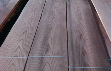 Το φυσικό δρύινο ξύλο τεμάχισε την κόκκινη κορώνα φύλλων καπλαμάδων που κόπηκε για τη διακόσμηση